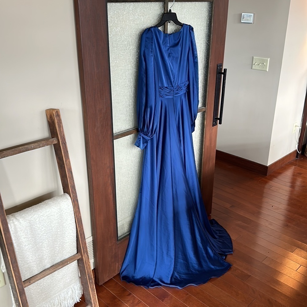 Mac Duggal Long Split Bishop Sleeve Surplice V-Neck A-Line Gown in Blue size 6 - Picture 13 of 13